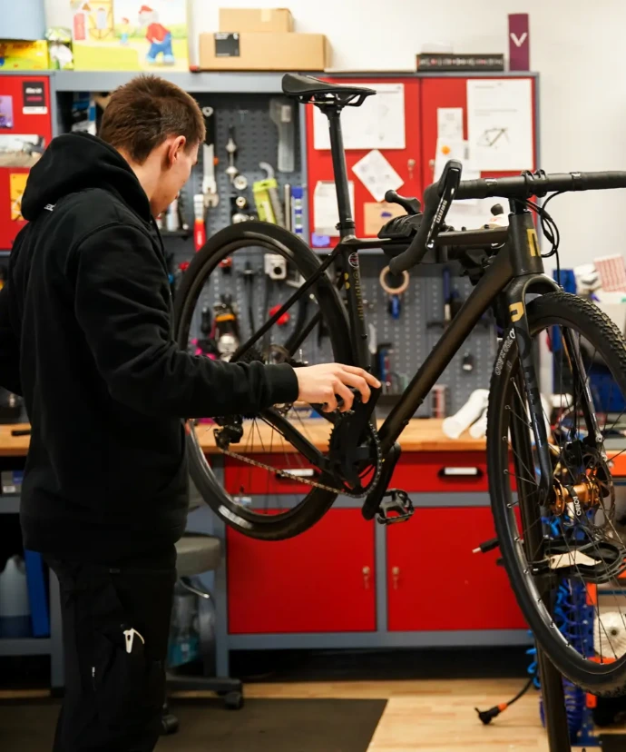 Mechaniker von Refresh Bike bei der Reparatur eines Fahrrads